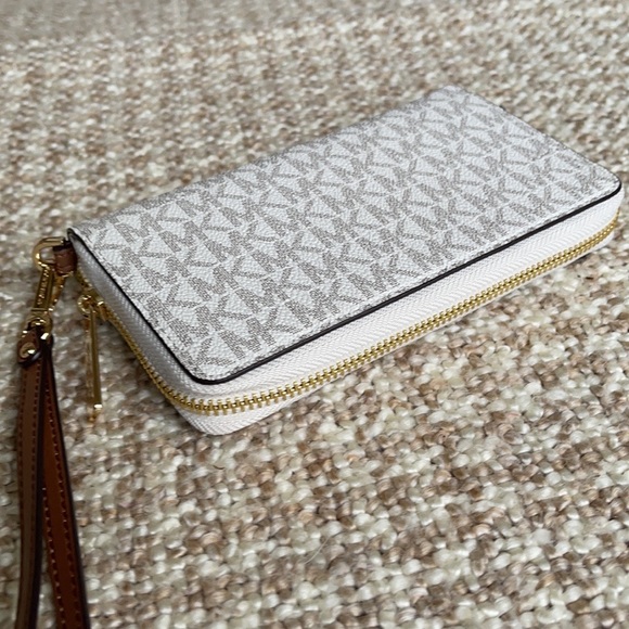 Michael Kors Jet Set Travel LG Flat MF Phone Case - Picture 4 of 16